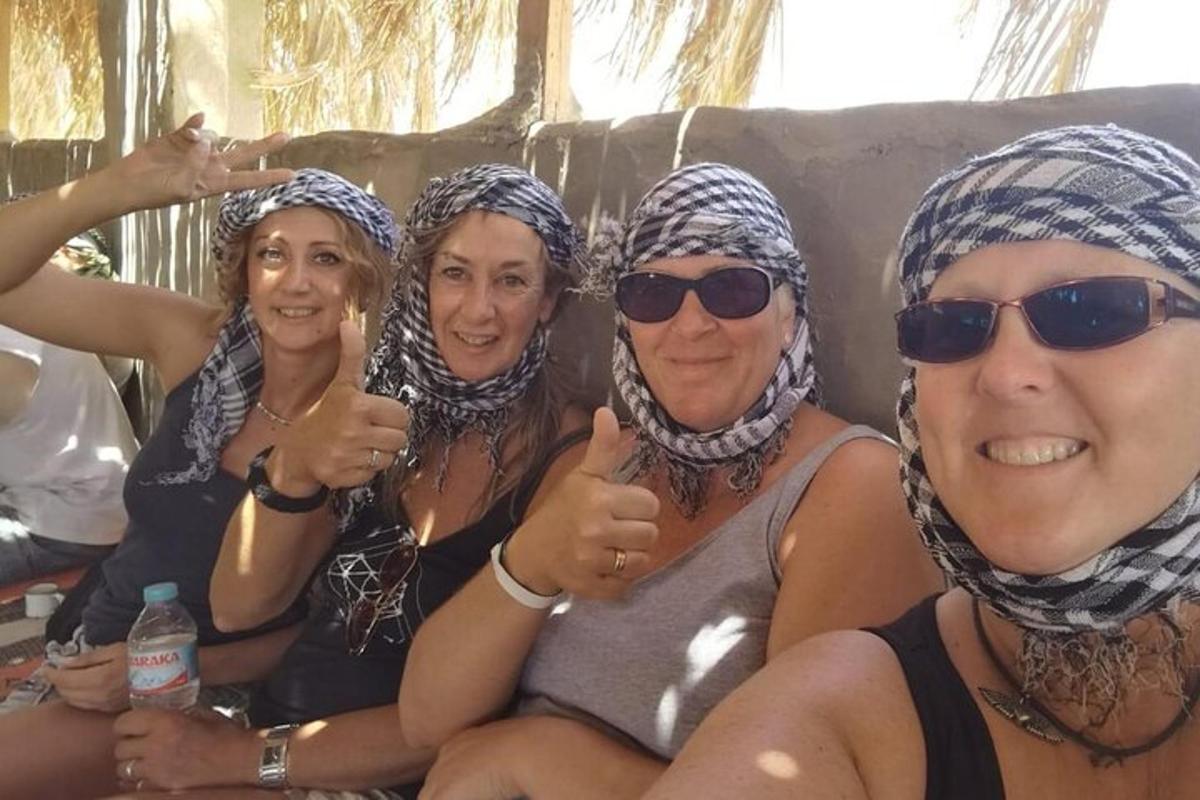 három nőből álló csoport ül a kanapén