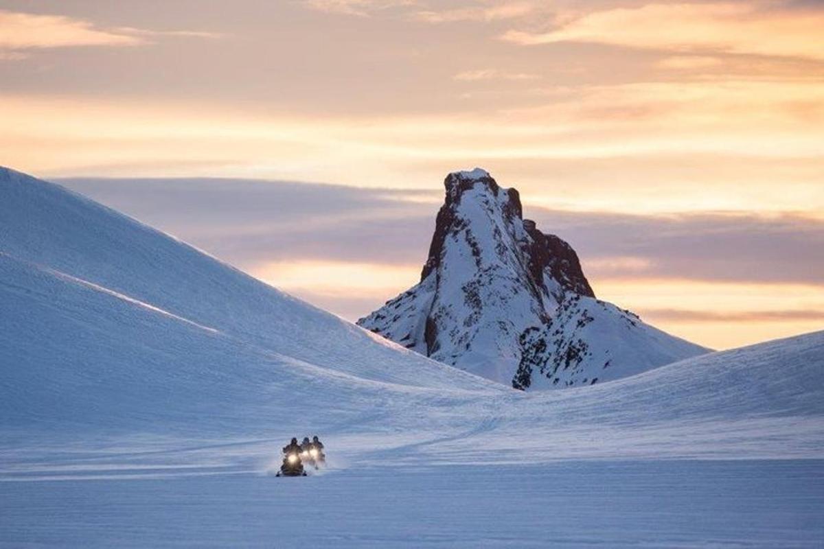hópur fólks að ganga um snæviþakið fjall