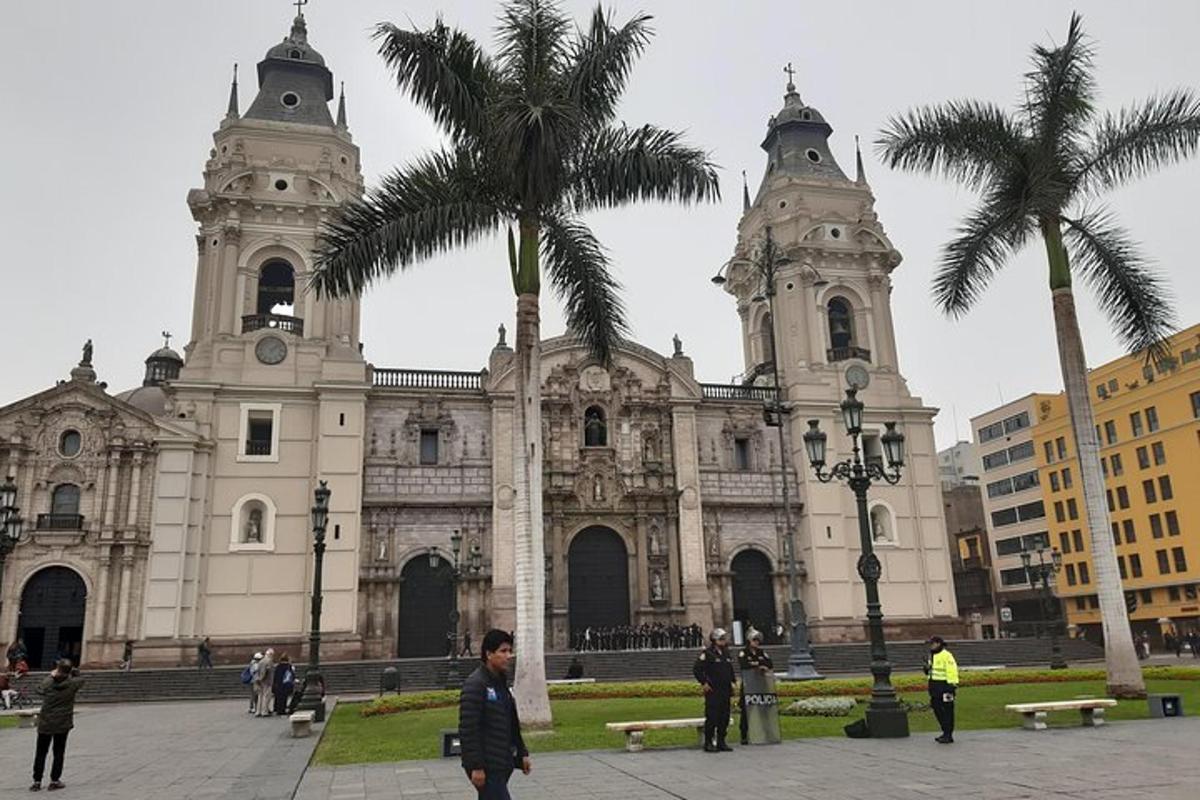 un vecchio edificio con palme di fronte