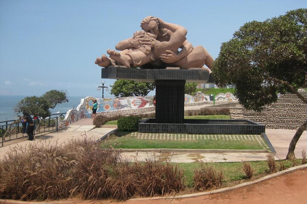 una statua di un ragazzo e di un bambino su un monumento