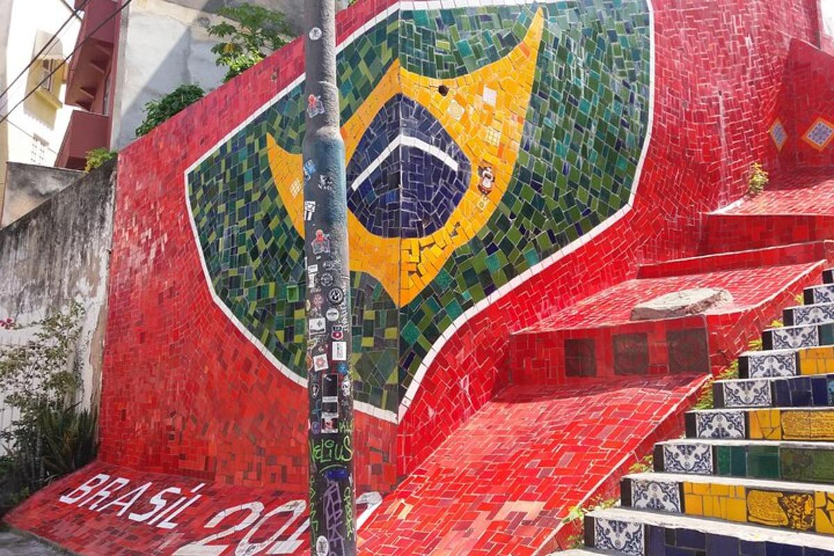 mosaiikseinaga trepp, millel on kollane koer