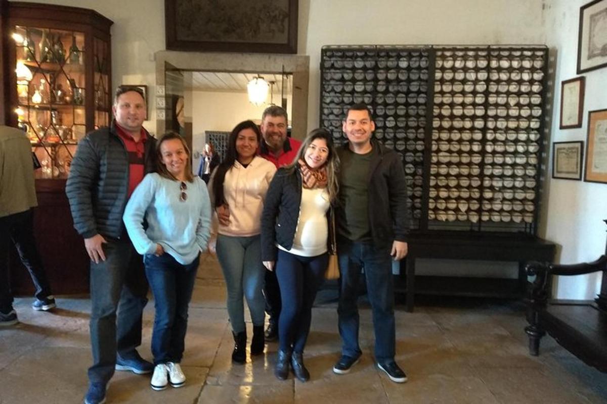 un grup de oameni care pozează pentru o fotografie