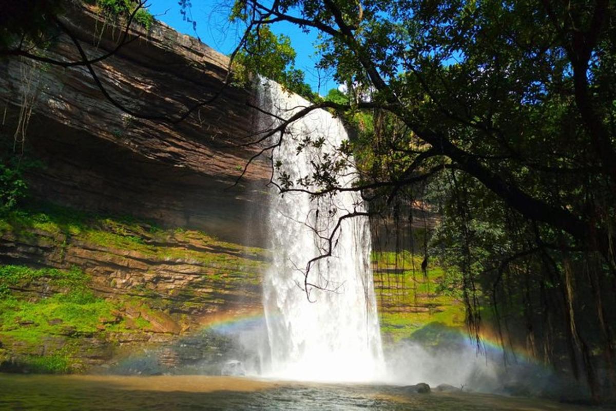 air terjun dengan pelangi di hadapan tebing