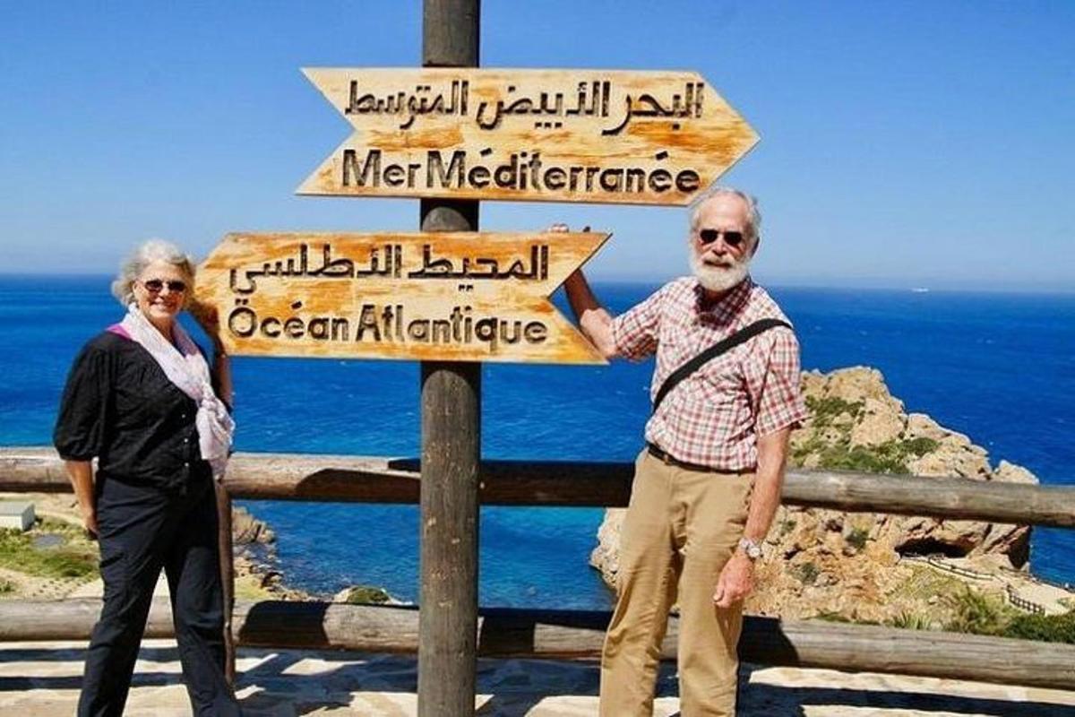 muž a žena stojící vedle pouliční cedule