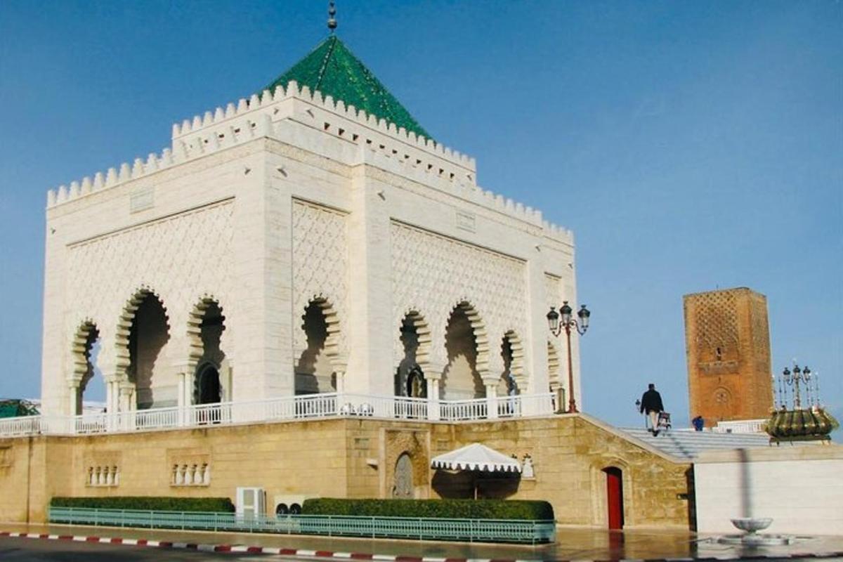 un grande edificio bianco con un tetto verde