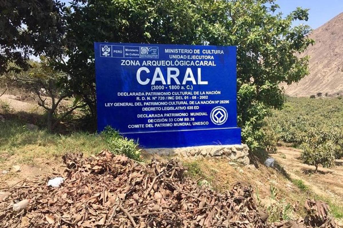 un semn care spune că Carril stă într-un câmp