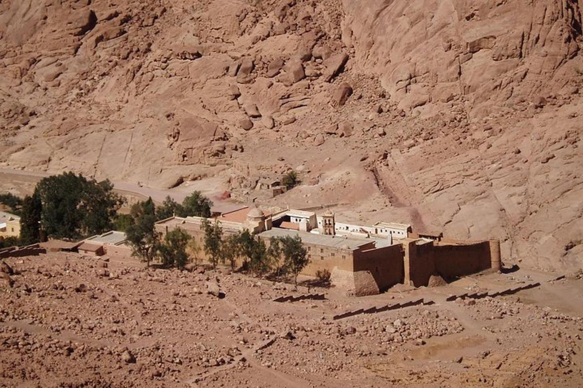 un piccolo edificio in mezzo a una montagna
