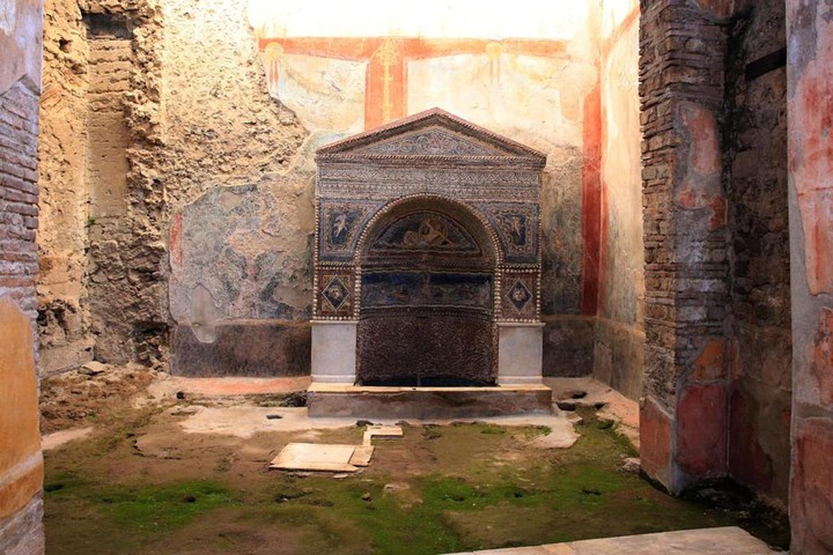 una habitació amb llar de foc de pedra en un edifici