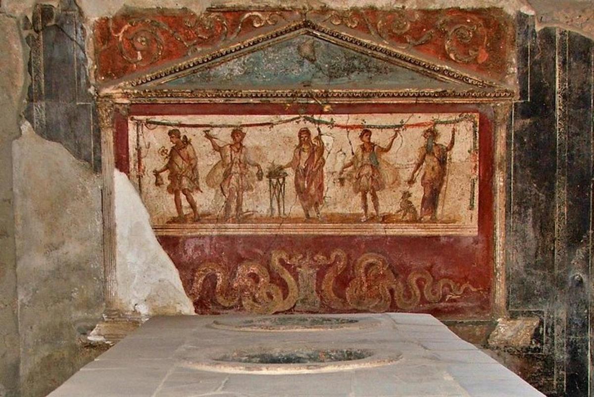 een schilderij aan de muur van een kamer met een tafel