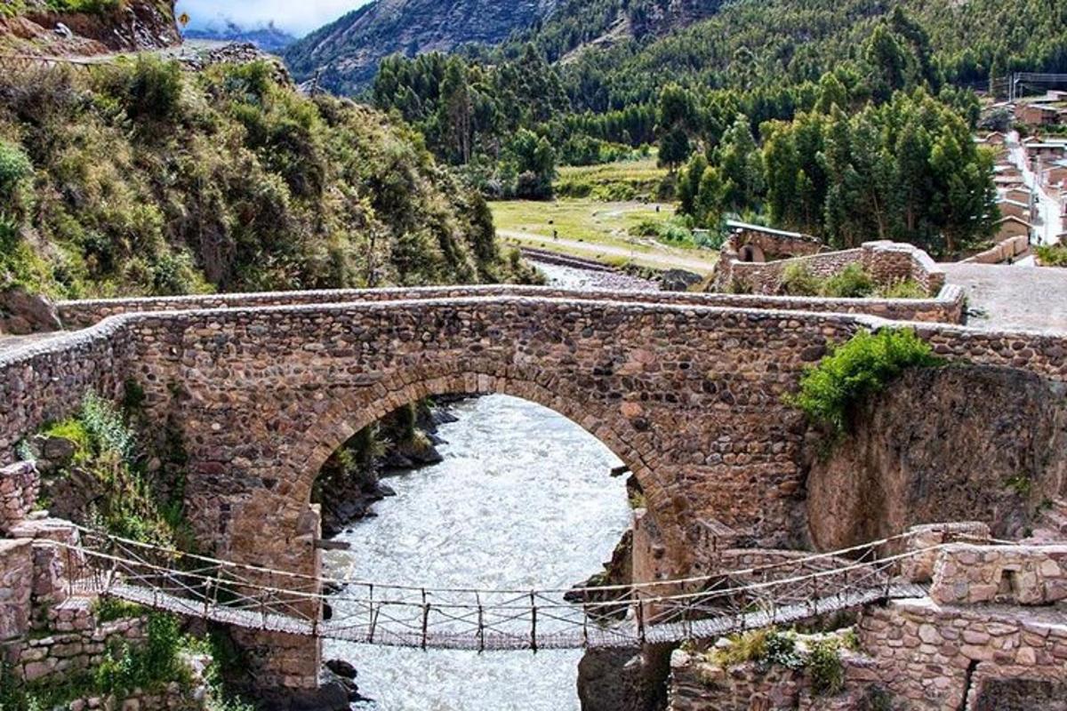 un vecchio ponte di pietra sopra un fiume in montagna