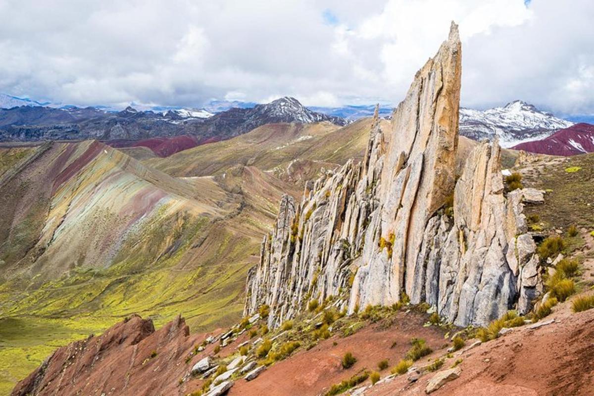 una grande montagna rocciosa con montagne sullo sfondo