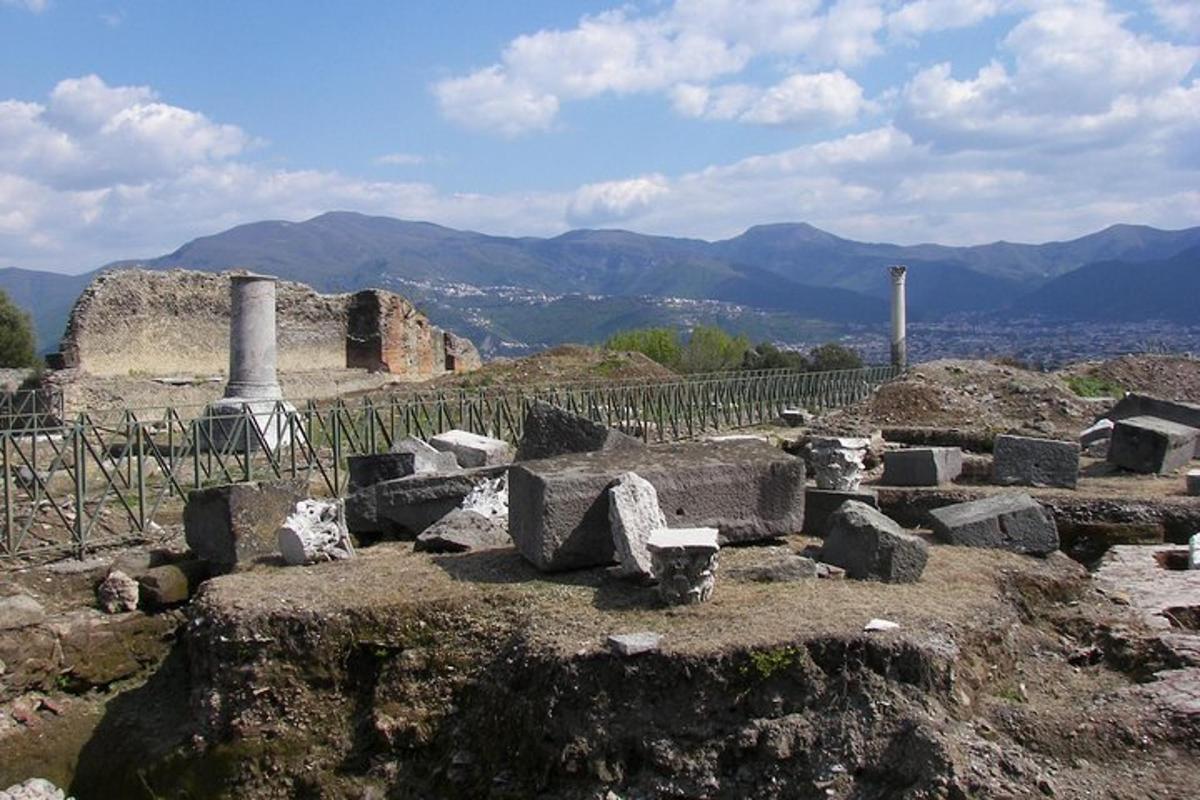 Una vista de las ruinas de un edificio en una colina.