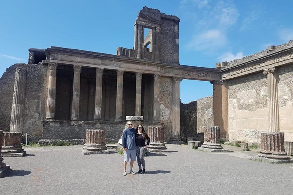 un uomo e una donna in piedi davanti a un edificio