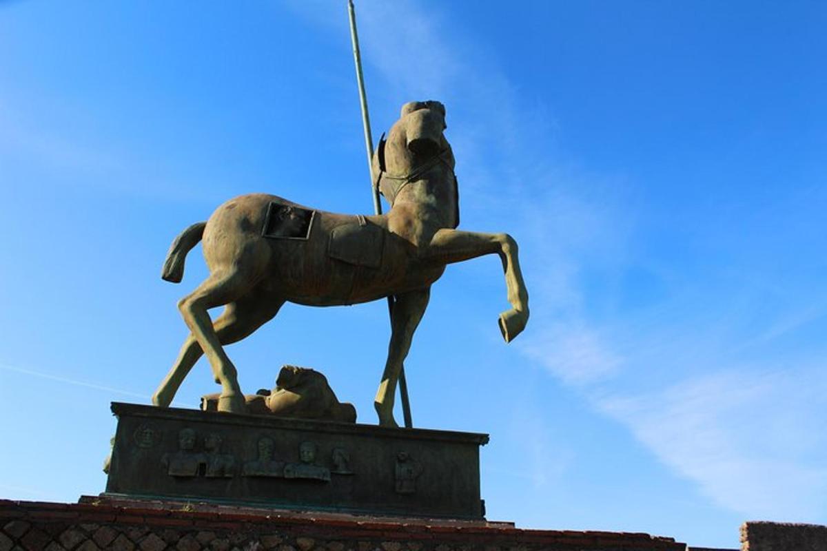 uma estátua de um cavalo no topo de um edifício