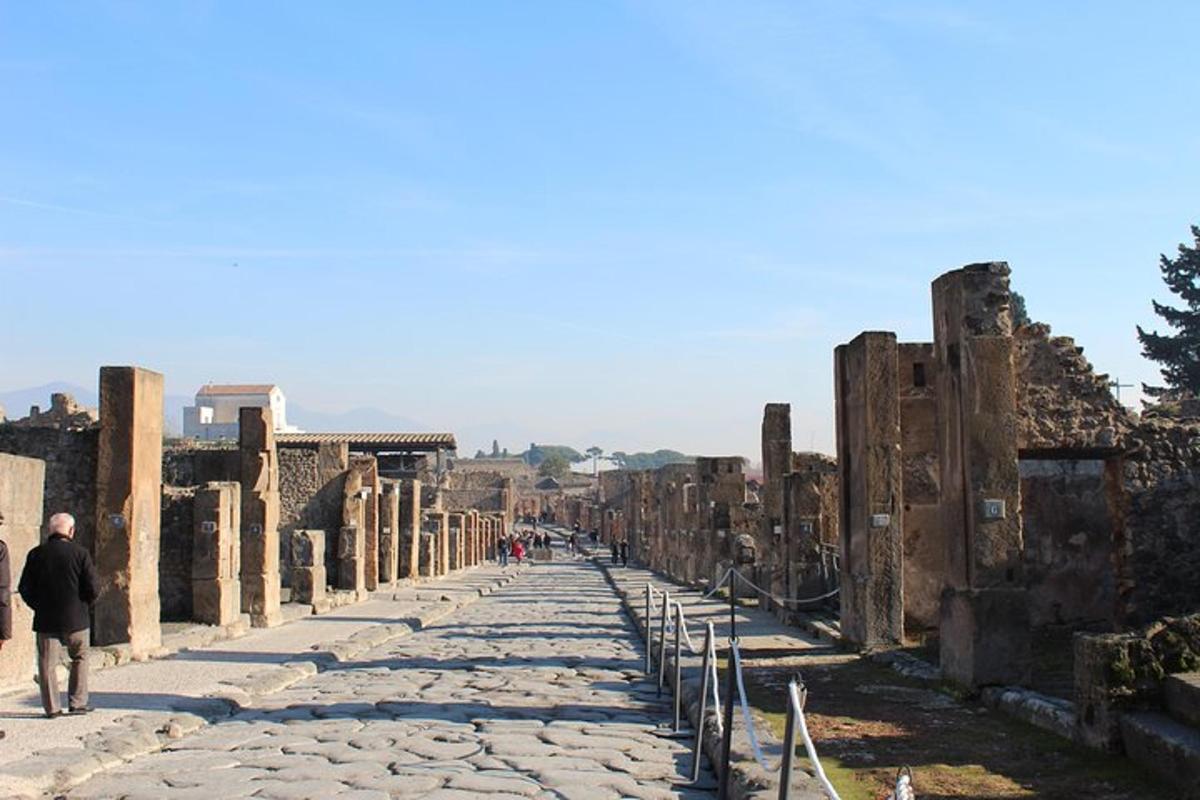 una strada tra le rovine dell'antica città
