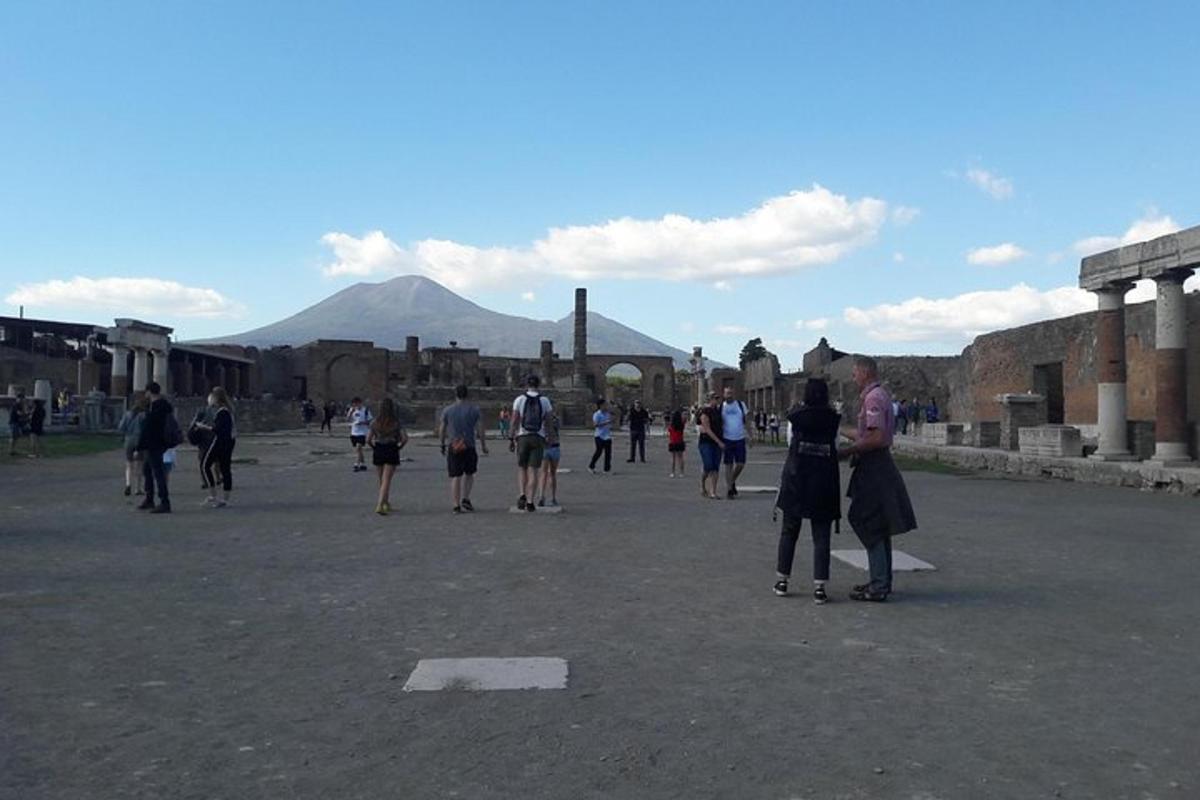um grupo de pessoas caminhando em um pátio