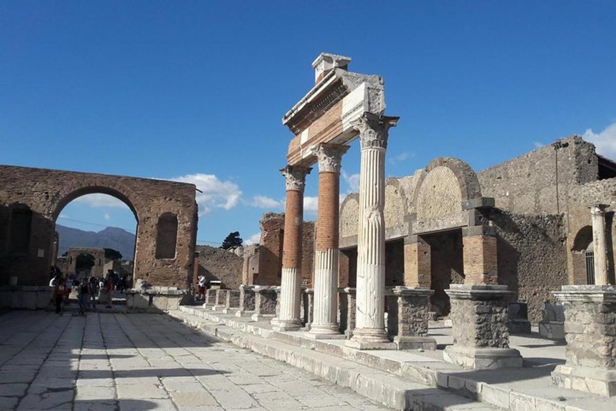 um edifício antigo com colunas e um arco
