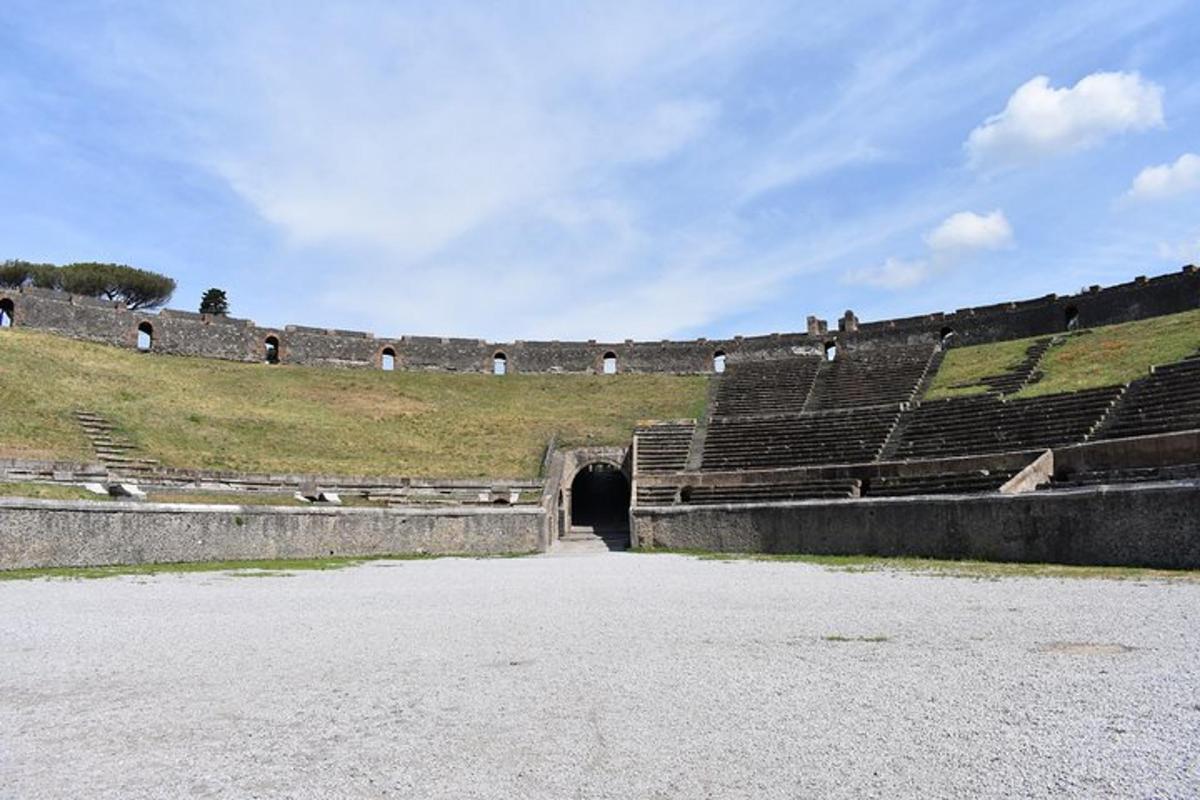 um anfiteatro vazio com um túnel no meio