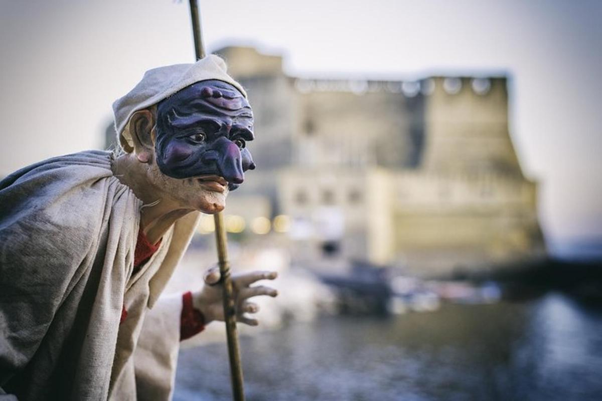 uma estátua de um homem mascarado segurando um pedaço de pau