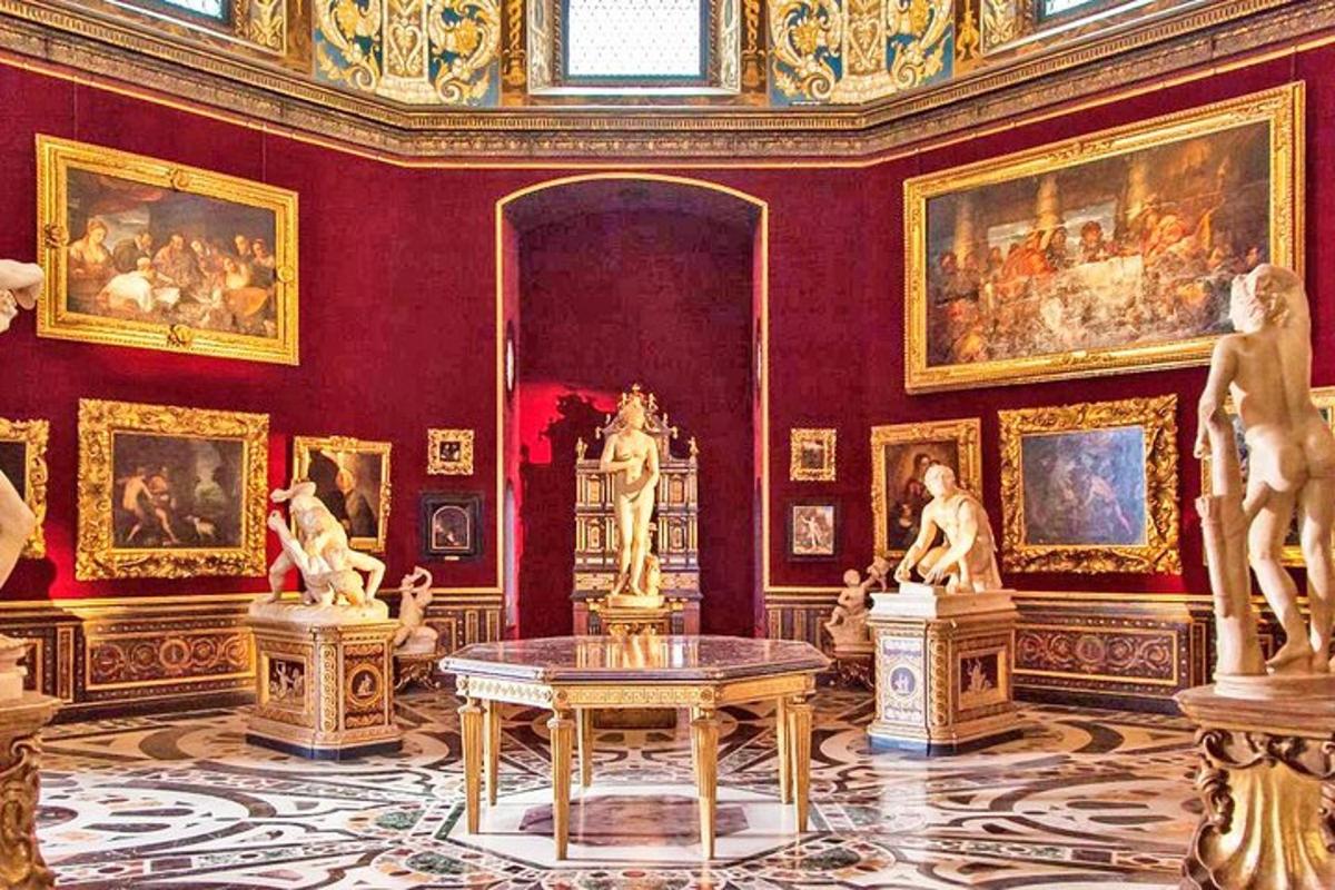 uma sala com pinturas e estátuas nas paredes