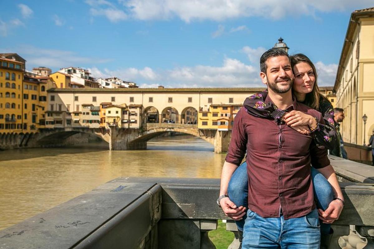 dos homes drets al costat d'un riu amb un pont