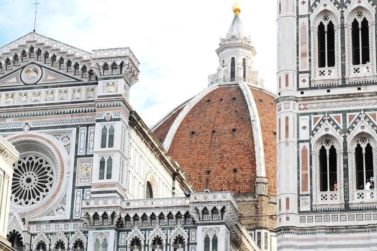 um grande edifício com uma torre do relógio e uma igreja