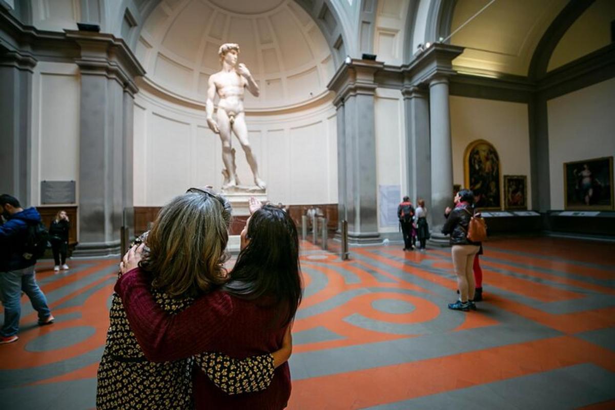kaksi naista katsomassa patsasta museossa