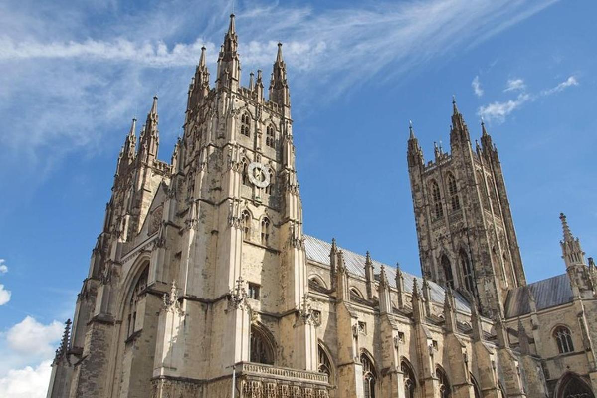 un edificio con una torre dell'orologio e una cattedrale