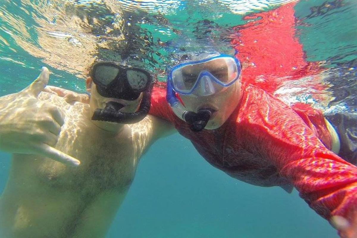 un uomo con maschera e occhiali che nuota nell'acqua