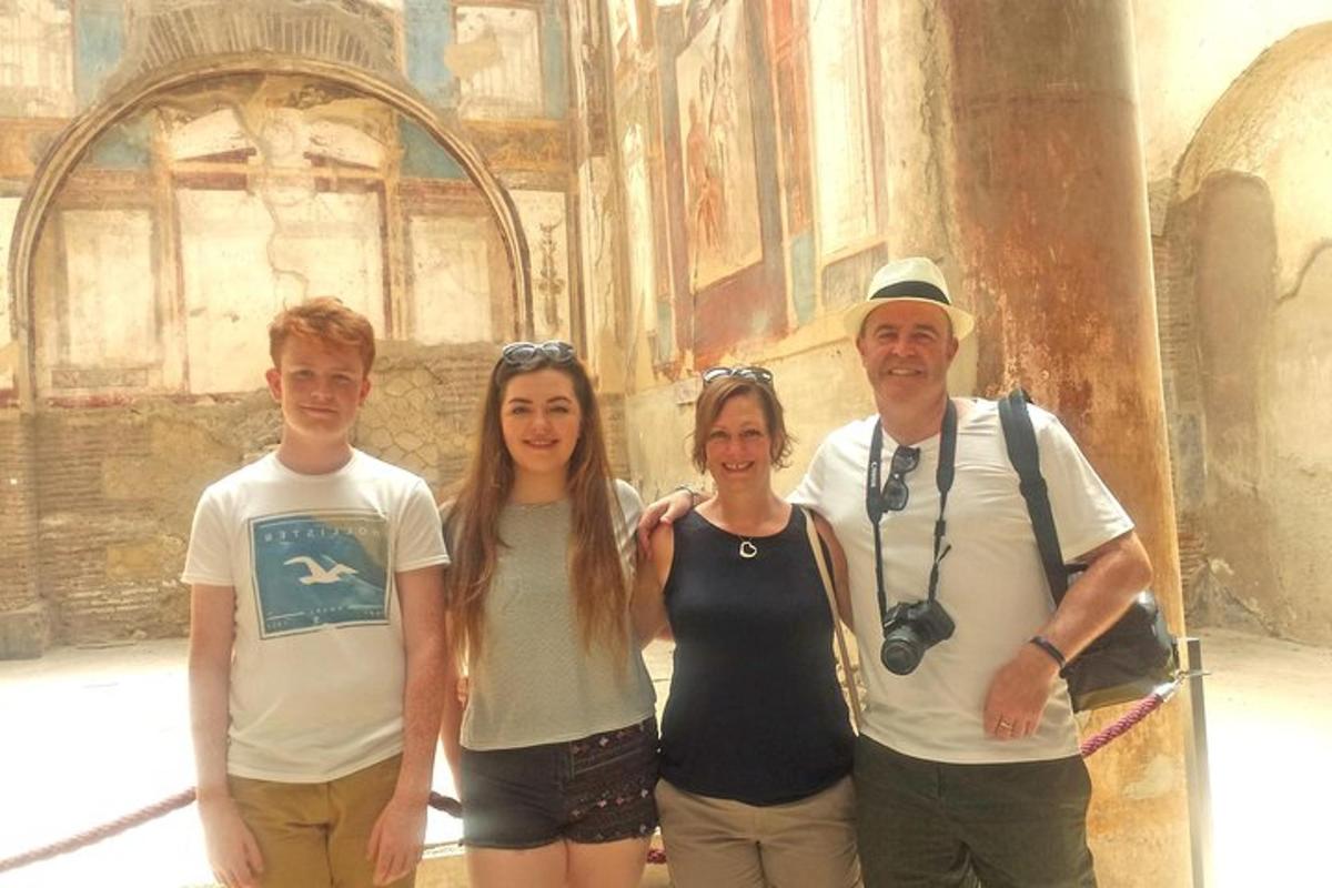 un grup de persones dempeus davant d'un edifici
