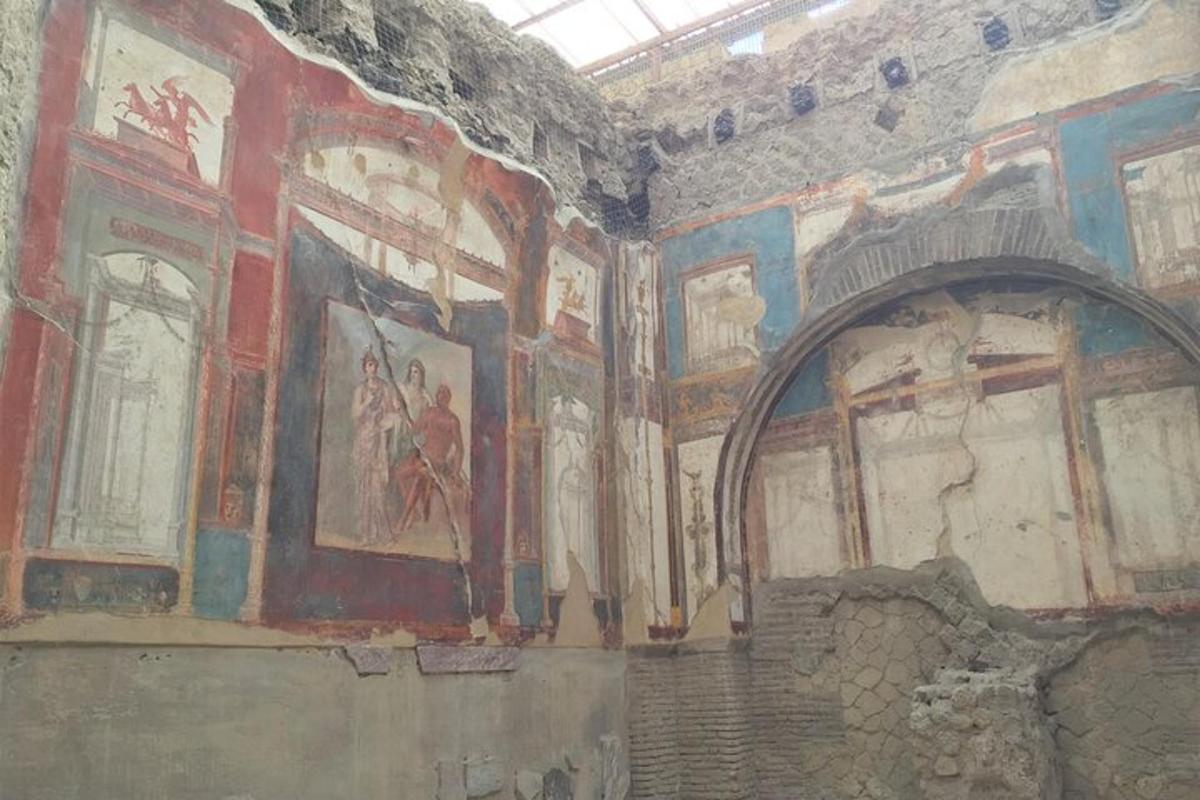 una habitació amb pintures a les parets d'un edifici