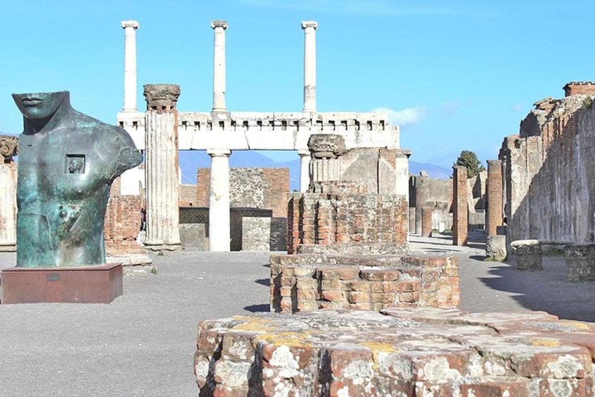 bir binanın ortasındaki heykel