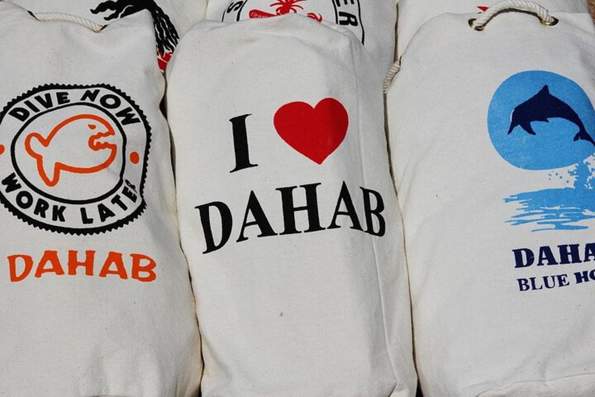 sekumpulan baju peluh putih dengan nama organisasi yang berbeza