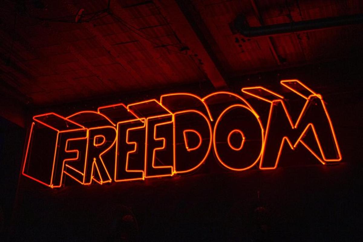 un'insegna al neon che dice "fuoco nel buio"