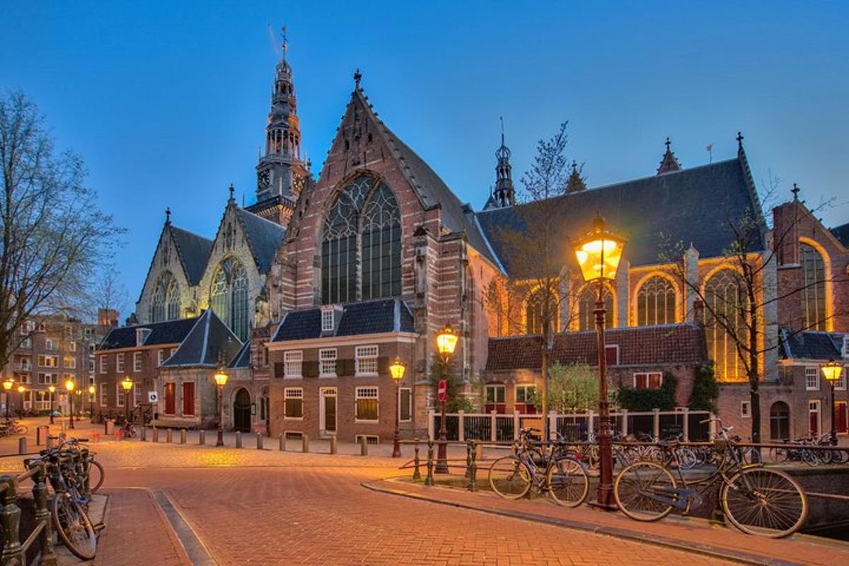 un grande edificio con biciclette parcheggiate di fronte