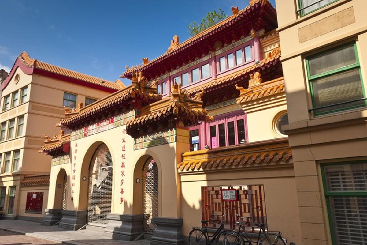 un edificio con architettura ornata su una strada cittadina