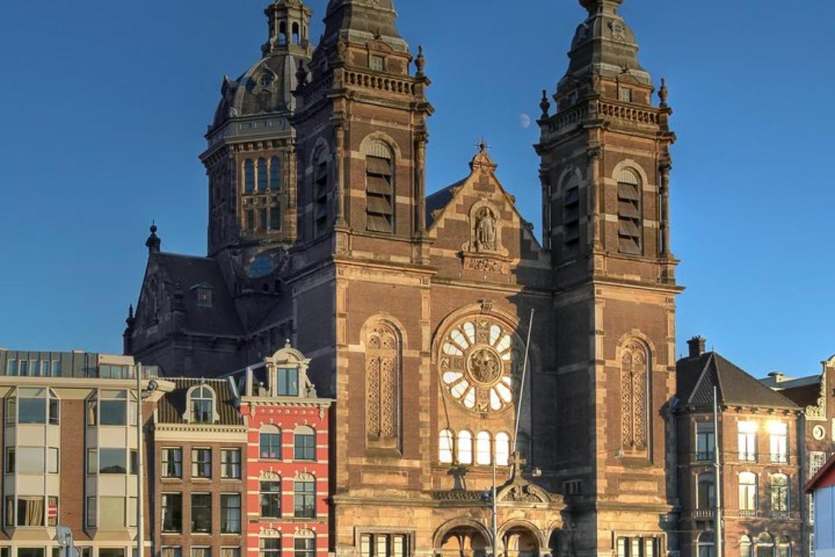 un gran edifici amb una torre de rellotge
