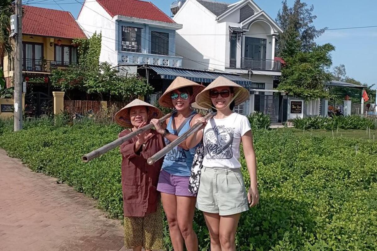 三个戴着帽子的女人站在房子前