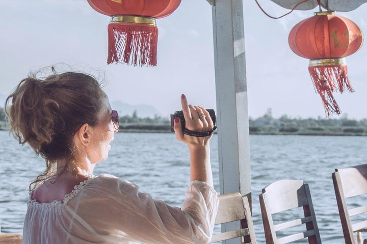 một người phụ nữ trên thuyền đang chụp ảnh mặt nước