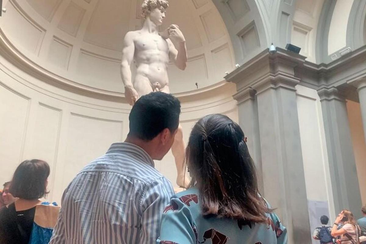 μια ομάδα ανθρώπων που κοιτάζει ένα άγαλμα σε ένα μουσείο