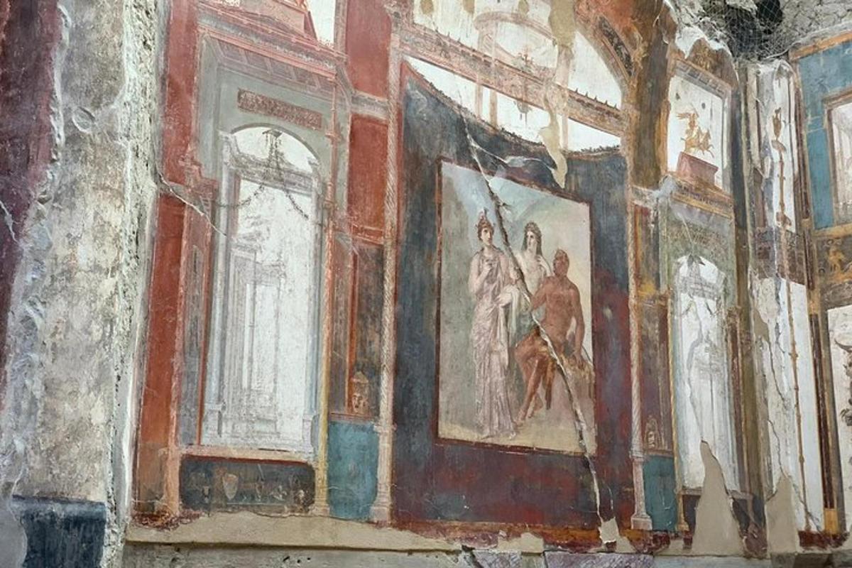 una stanza con dipinti sulle pareti di un edificio