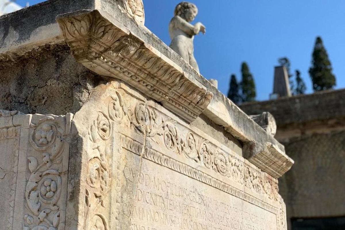 un muro di pietra con una statua in cima