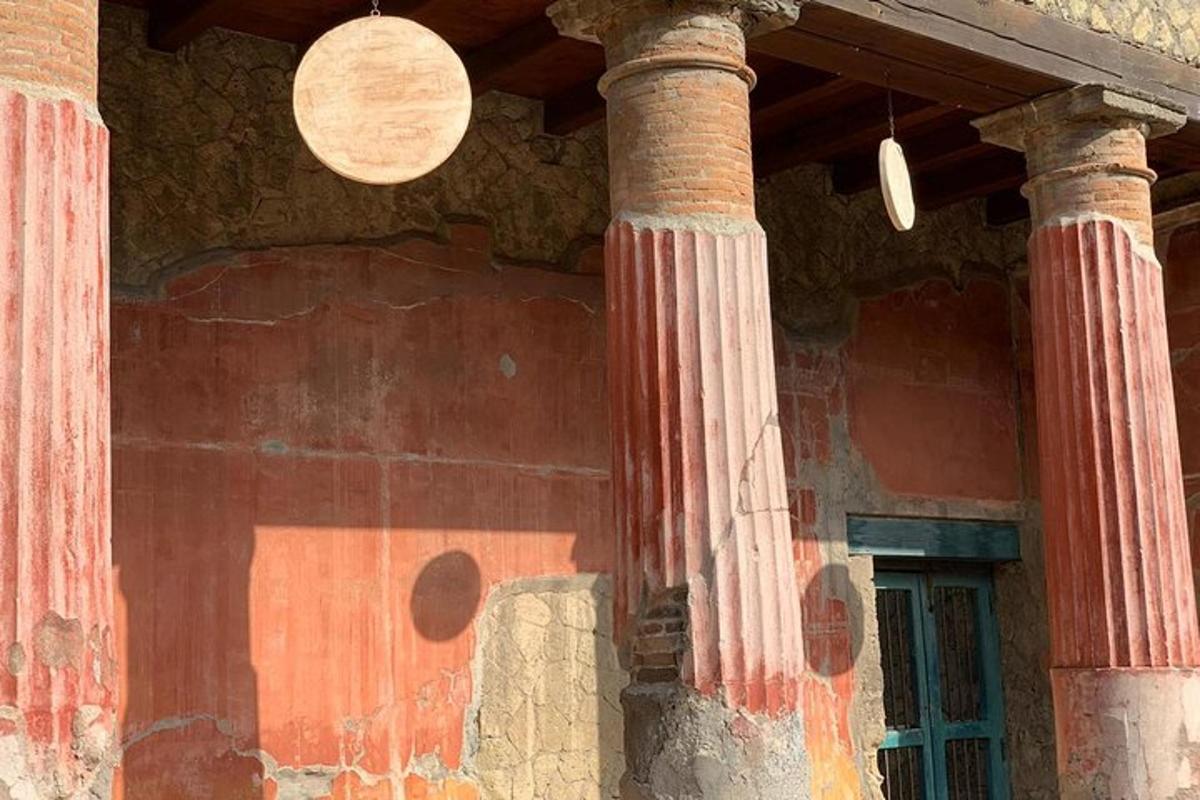 un edificio con due colonne e una porta con una luna