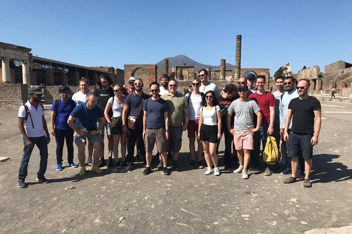 grupp inimesi, kes poseerivad pildi jaoks hoone ees
