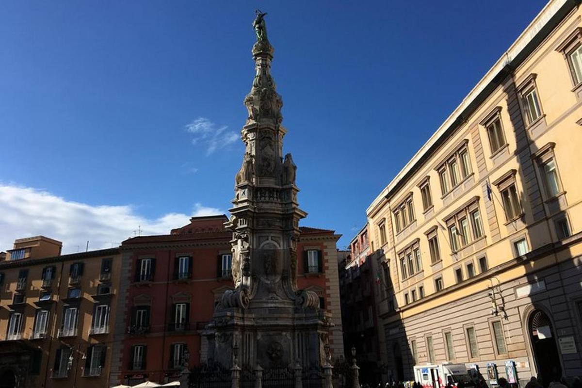 una estàtua al mig d'una ciutat amb edificis