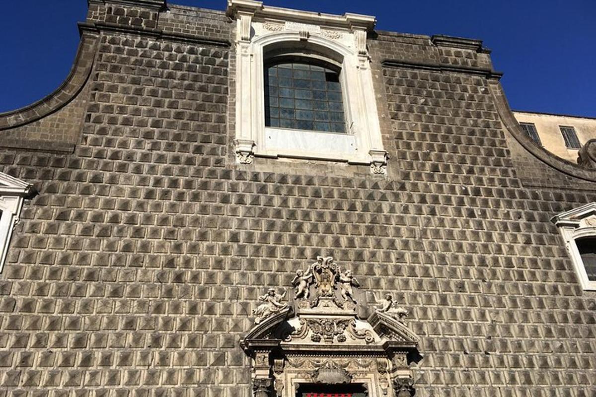 un gran edifici de maó amb una finestra a sobre