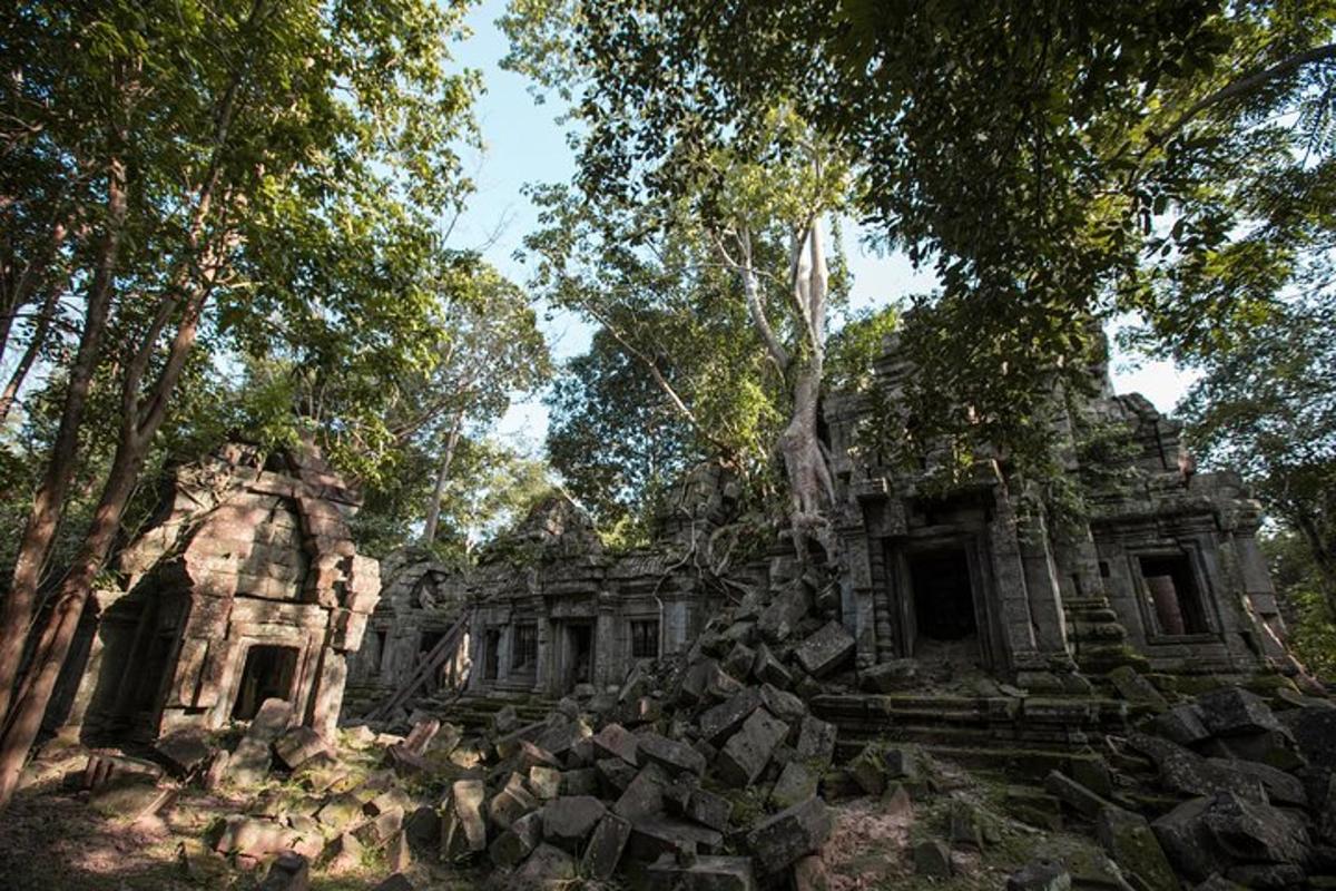 un vecchio edificio in pietra con alberi sullo sfondo