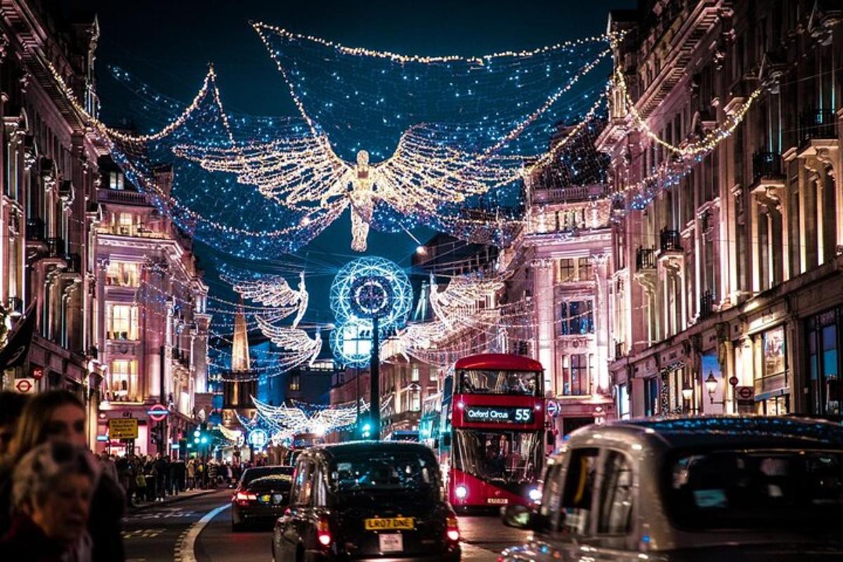 una strada cittadina trafficata piena di traffico con luci di Natale