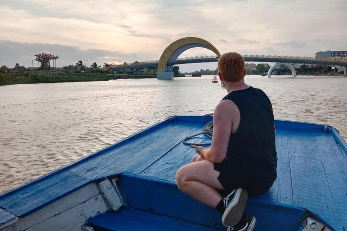 човек седи на чамцу на води