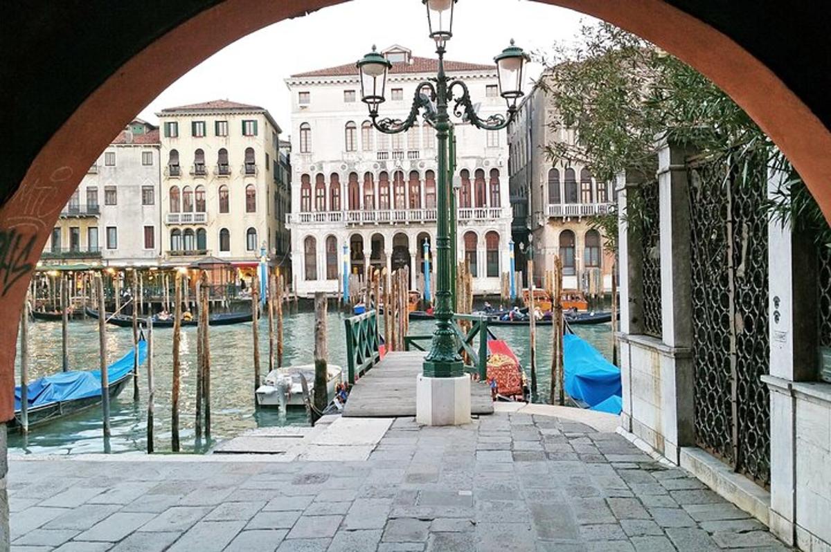 ein Torbogen mit Blick auf einen Kanal und Gebäude